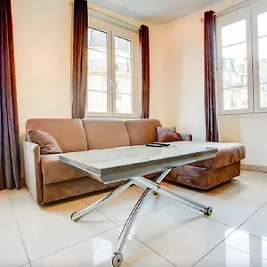 Notre Dame Bright Apartment